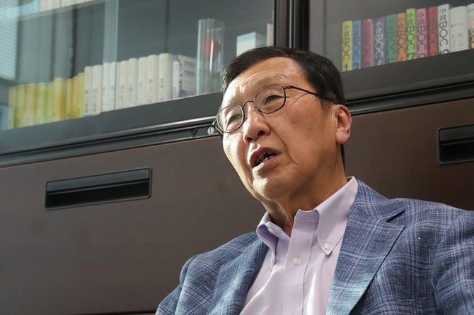 インタビューに応じる名古屋大学減災連携研究センターの武村雅之特任教授