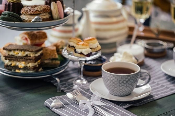 ケーキと飲み物のイメージ