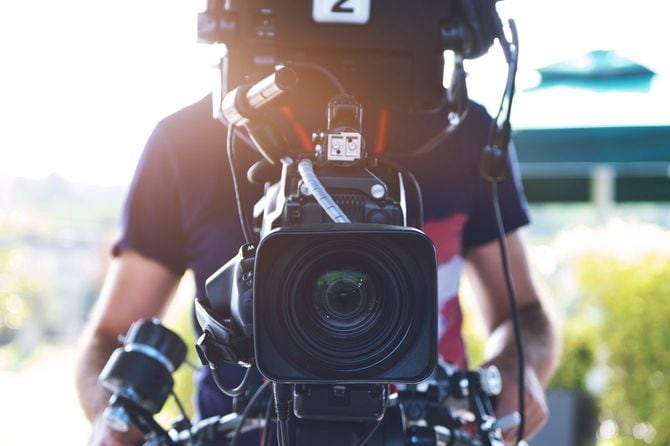 こちらに向けられているテレビカメラのレンズ