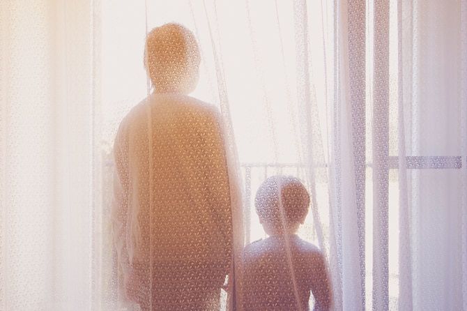 ベランダに立つ親子