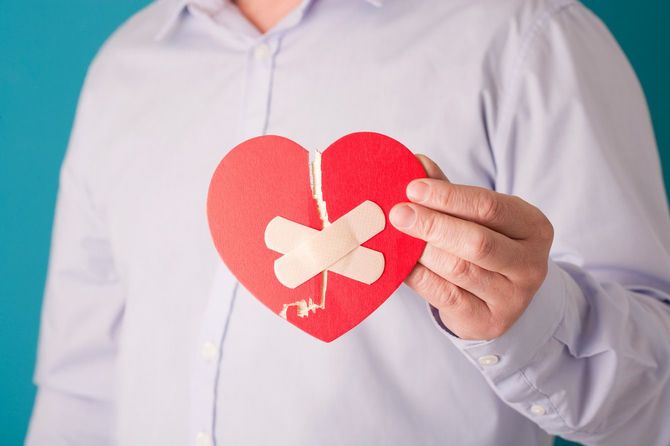 壊れた赤いハートを持つ小太りの人