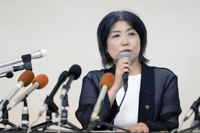 記者会見で続投を表明した静岡県伊東市の田久保真紀市長=2025年7月31日、伊東市役所