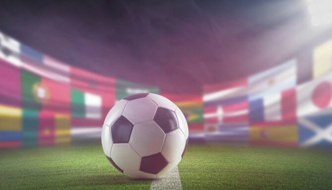 スタジアム内の国旗に囲まれたサッカーボール