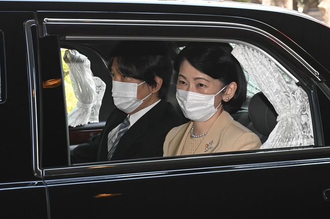 日本学術振興会育志賞授賞式の会場に到着された秋篠宮ご夫妻＝2023年3月2日、東京都台東区の日本学士院会館［代表撮影］