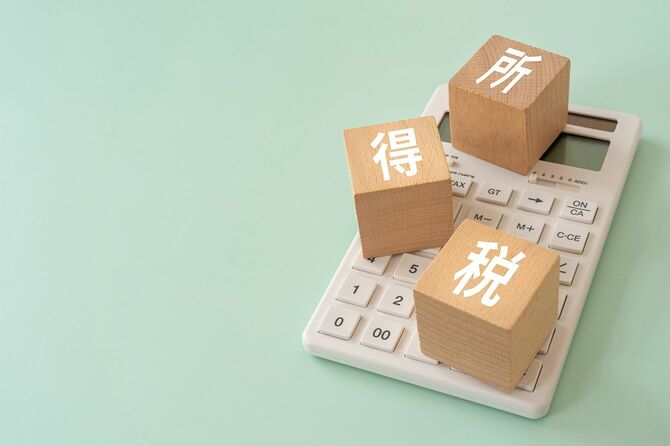 所得税の木製ブロックと電卓