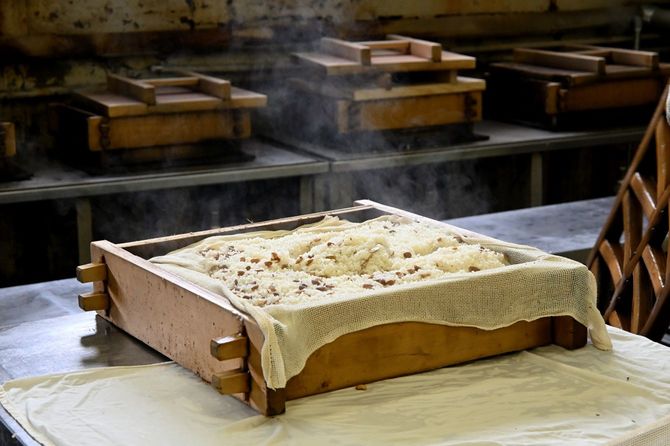 前日に水に浸したもち米に、炊いて皮をむいた大豆を混ぜて、毎朝5時から蒸し始める