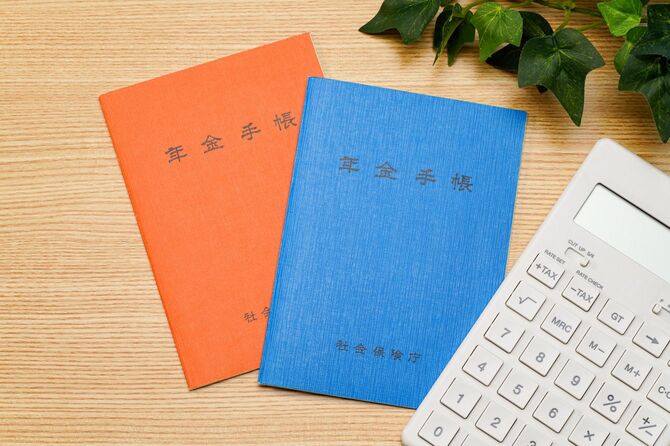 年金手帳と電卓