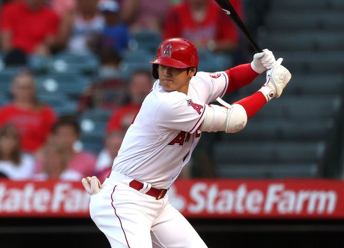 2021年7月3日、カリフォルニア州アナハイムのエンゼルスタジアムで、ボルチモア・オリオールズとの1回戦で打席に立つロサンゼルス・エンゼルスの大谷翔平選手