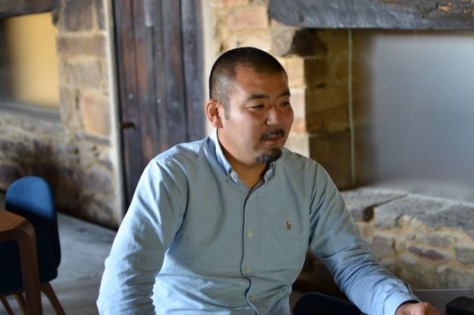 過去の出来事を語る前田さん