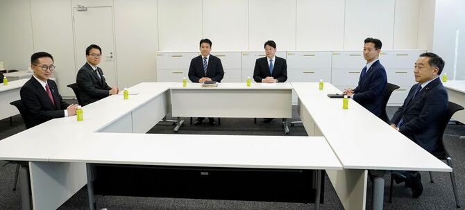政策協議に臨む国民民主党の浜口政調会長（左から2人目）、自民党の小野寺政調会長（同4人目）、公明党の岡本政調会長（同5人目）ら＝2025年2月4日午後、国会