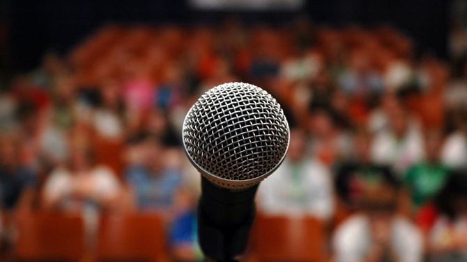 演壇の上のマイク