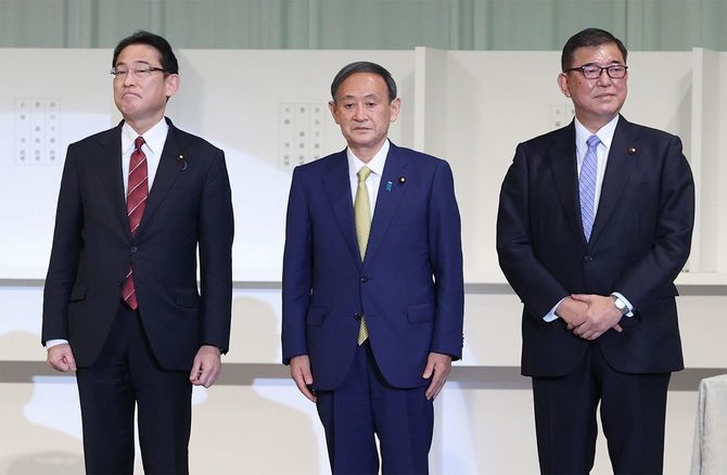 自民党両院議員総会で、壇上に上がる(左から)岸田文雄政調会長、新総裁の菅義偉官房長官、石破茂元幹事長
