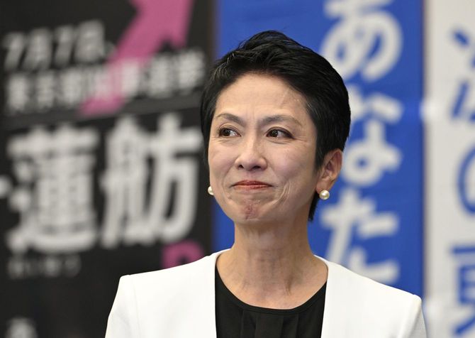 東京都知事選で落選が決まり、会場から引き揚げる蓮舫氏＝2024年7月7日夜、東京都千代田区