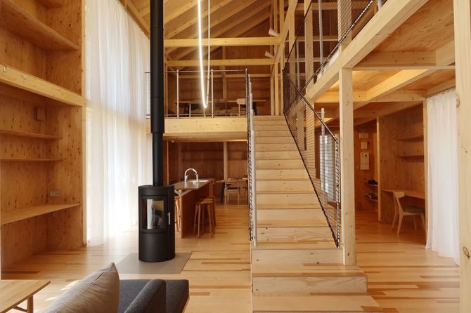 オープン前のKAGUの家の内部。壁が構造体となっているのが特徴。地元で作られた家具が使われている。