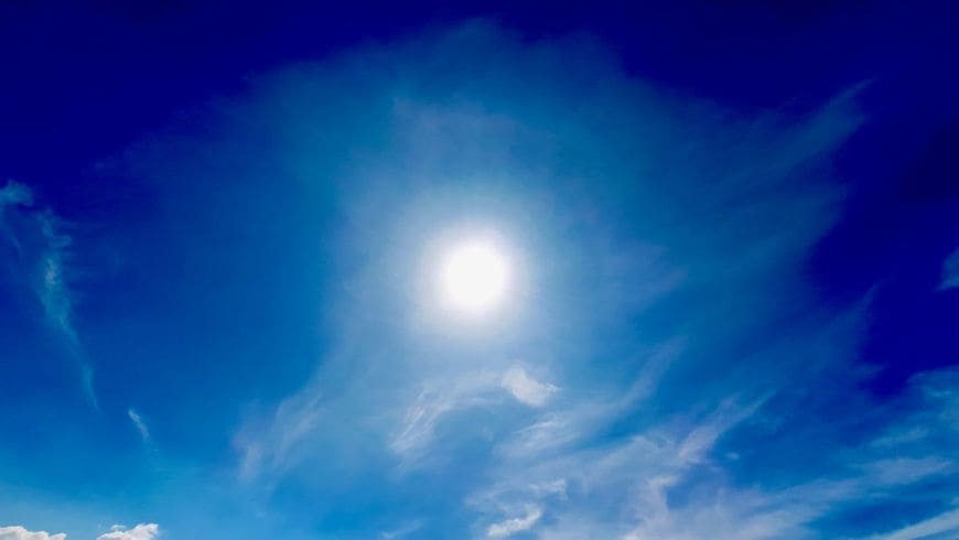 青空に浮かぶ太陽と雲