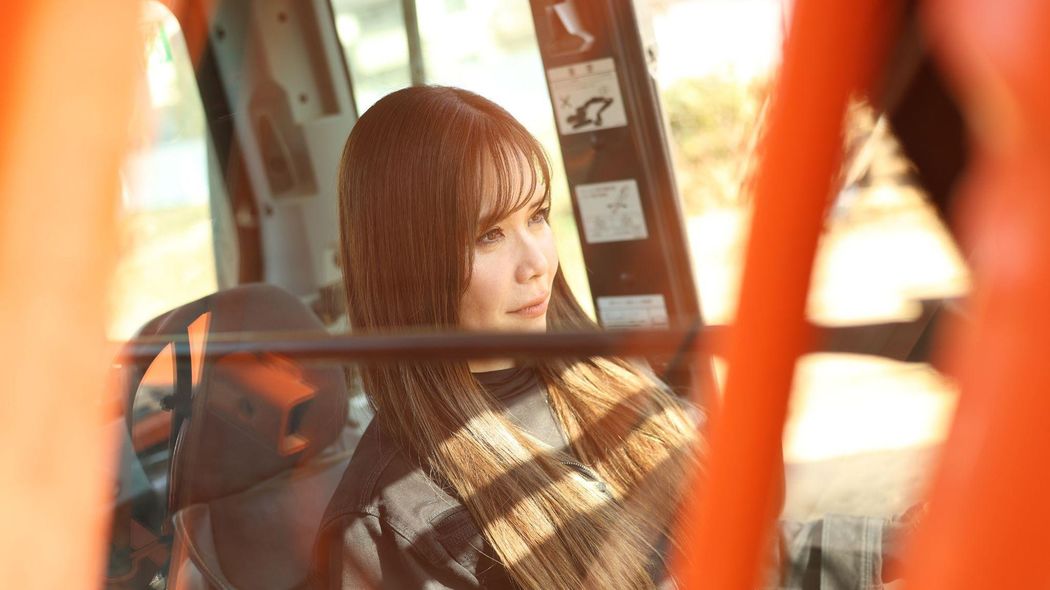 携帯トイレでビニール袋に用を足す…ショベルカーを操る女性作業員が明かす"男だらけの建設現場"の現実