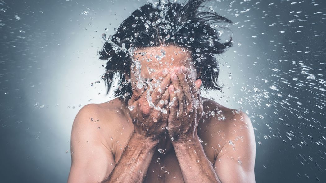 ｢ニキビやシミが増えるだけ｣肌を清潔に保ちたければ浴室で洗顔してはいけない ほとんどの男性が肌を傷つけている