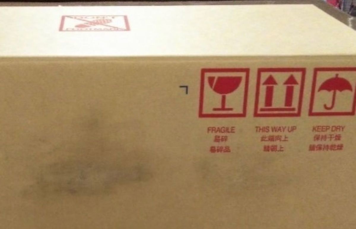 新品未使用になります。保管してあったので段ボールが破れていますが傷はありません。 新品未使用になります。保管してあったので段ボールが破れていますが傷