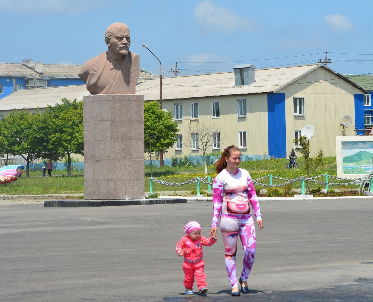 国後島・古釜布の行政府の前にはレーニン広場があり、レーニン像が鎮座する