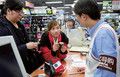 震災発生まで、都心の家電量販店には中国人客が大挙して押し寄せたが。AP／AFLO＝写真