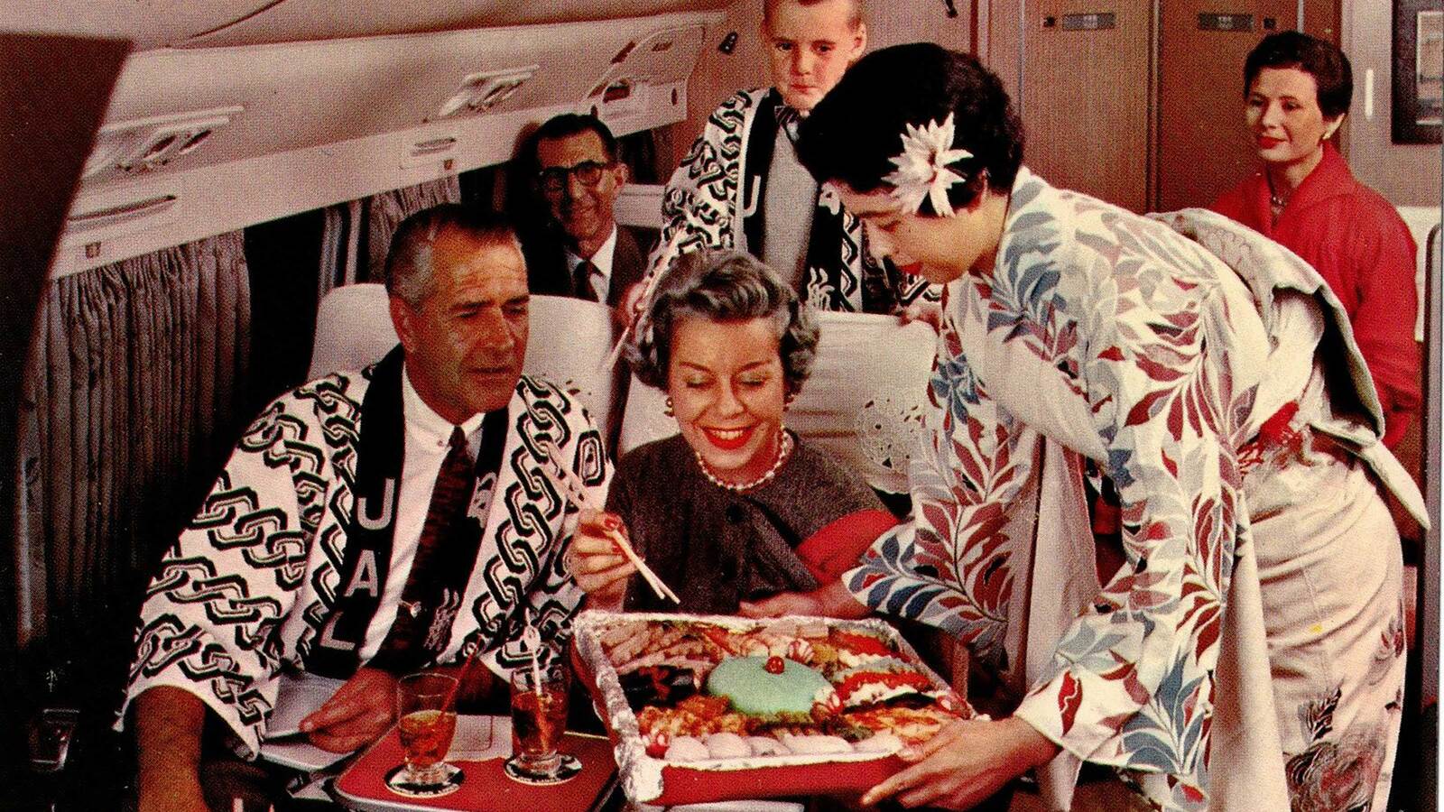 本当に｢普通の着物｣で乗務していた…1959年入社の元CAが語る｢JALファーストクラス｣のすごいサービス 機内で1名だけ､主に新人CAが着用していた
