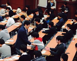 2020年1月に行われた最後の大学入試センター試験（写真）。21年以降の大学入学共通テストは英語民間試験導入が延期され、国語・数学の記述式問題導入も見送りとなった。