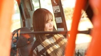 携帯トイレでビニール袋に用を足す…ショベルカーを操る女性作業員が明かす"男だらけの建設現場"の現実