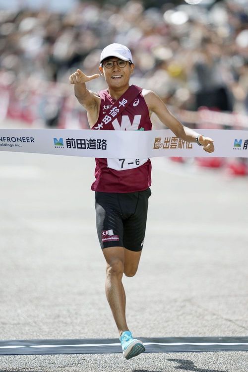 出雲全日本大学選抜駅伝でゴールする早大アンカーの工藤慎作。16年ぶり3度目の優勝を果たした＝2026年10月12日、出雲ドーム前