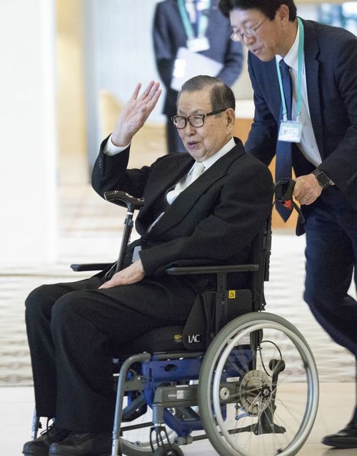 セブン＆アイ・ホールディングス（HD）の合同入社式を後にする伊藤雅俊名誉会長（中央）＝2018年3月22日、東京都港区