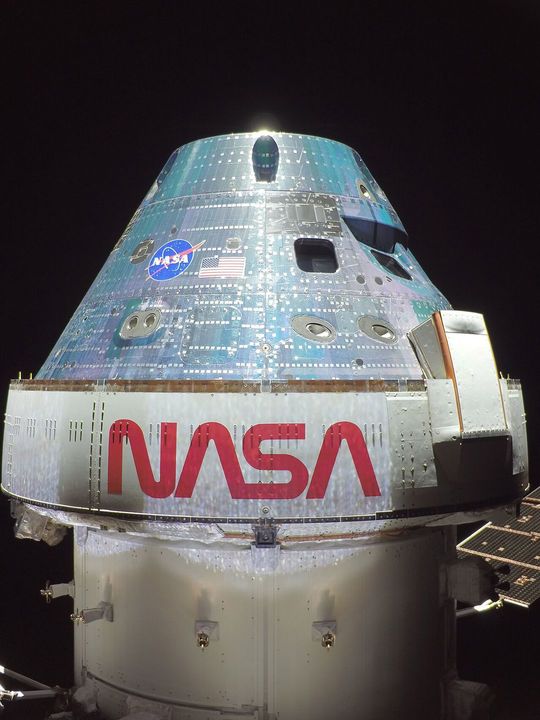 宇宙船「オリオン」は、アルテミスIIミッションの2日目に行われた宇宙船の定期的な外部点検中に自撮り
