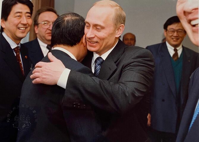 2001年3月の森喜朗総理とプーチン大統領の会談に同行した安倍晋三氏（左）。