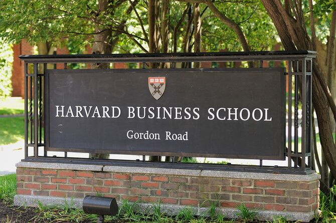 ハーバード・ビジネス・スクールの看板