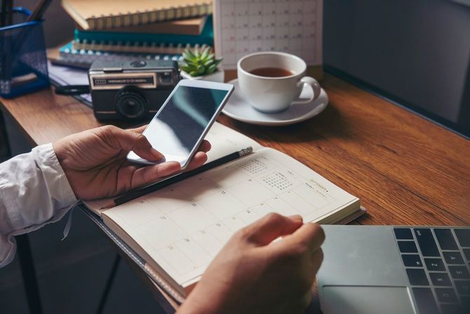手帳とスマホでカレンダーの確認