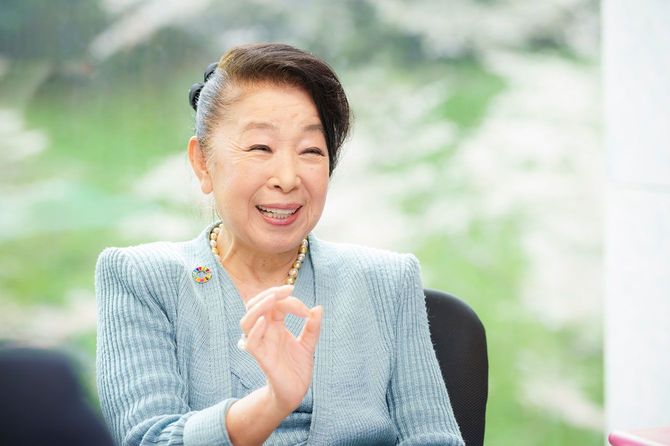 「この爪ね、結構痛いんですよ。試してみます？」とユーモアたっぷりの今野さん。