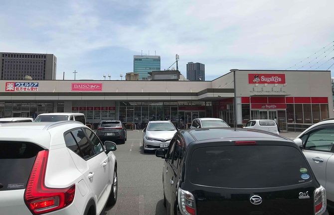 「スガキヤ イオンタウン太閤店」は店（右奥）の前が駐車場だ