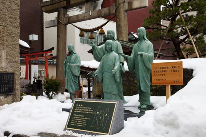 福井市・柴田神社のお市の方と三姉妹像（後列中央が茶々像）