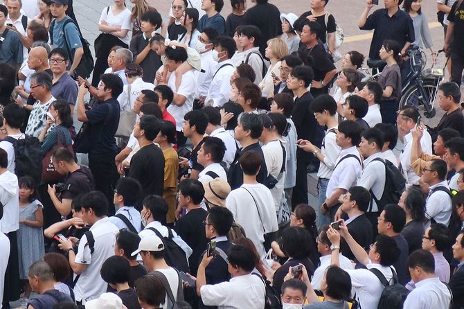 参院選兵庫選挙区で候補者の演説を耳を傾ける聴衆＝2025年7月4日、兵庫・JR姫路駅前