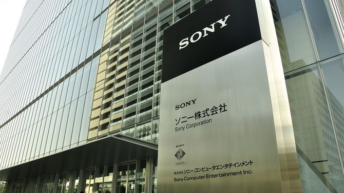 品川インターシティCタワー品川テクノロジーセンターの技術棟の前にあるソニーのプレート=2011年