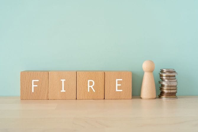 木製ブロックに「FIRE」の文字