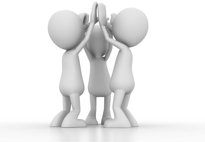 チームでの成功を喜んでいるグレイ3体