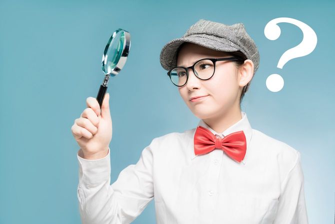 ルーペを持って疑問符を浮かべる少女