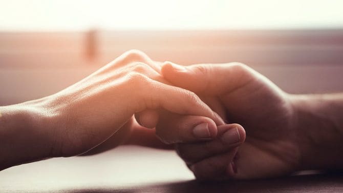 手をつなぐカップル