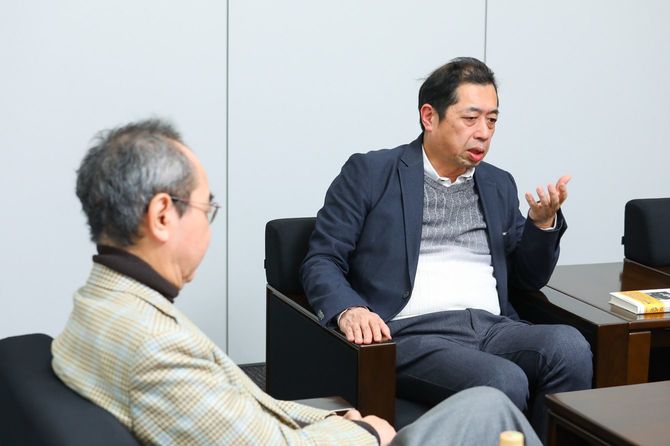 対談する政治学者・原武史放送大学教授と御厨教授