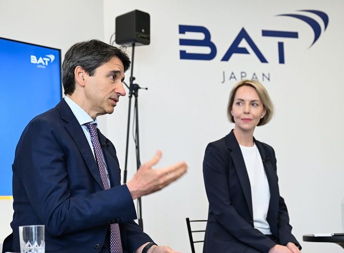 （左から）タデウ・マロッコ氏、エマ・ディーン氏