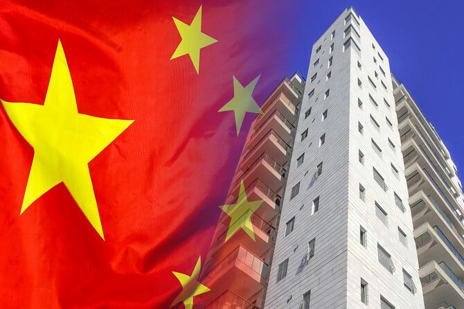 中国の国旗を背景にした近代的な住宅