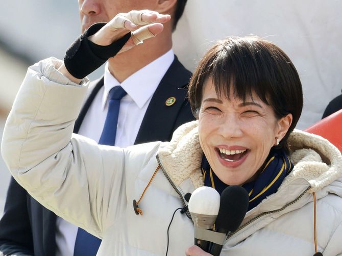 街頭演説で支持を訴える自民党総裁の高市首相＝2026年2月4日午後、岡山県倉敷市