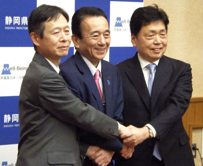 締結式で握手を交わす左からJR東海の丹羽社長、鈴木知事、国土交通省の水嶋事務次官