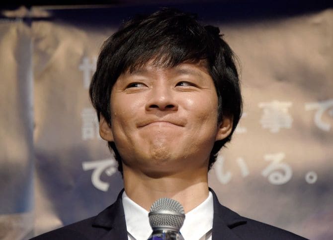 「2014年度ジョージア魂賞」の表彰式で司会をするタレントの渡部建さん（東京都港区のグランドプリンスホテル高輪＝2014年11月27日）