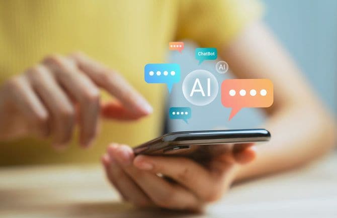 スマホでAIチャットを利用している人の手元