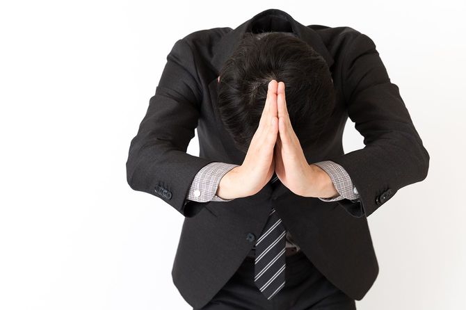 手を合わせあやまる